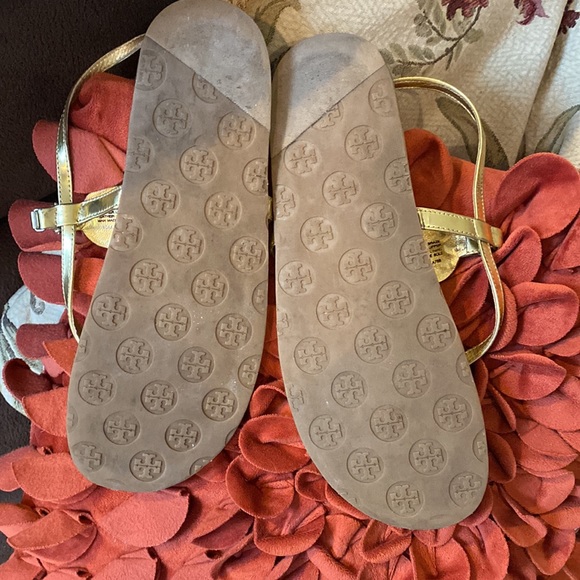 Tory Burch size 10M gold metallic sandals - Picture 4 of 5